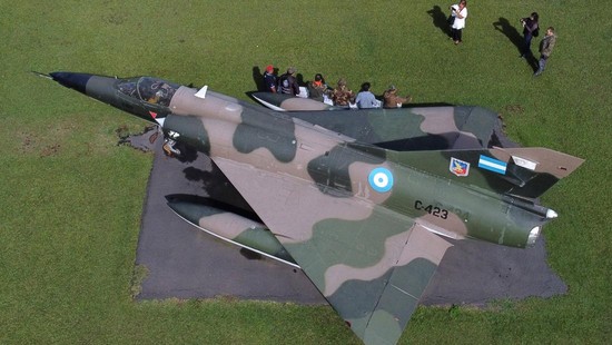 Jet tem;pur IAI Dagger yang digunakan Argentina saat perang Malvinas melawan Inggris pada 1982.