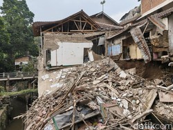 Empat Bangunan di Gegerkalong Bandung Hancur Diterjang Longsor