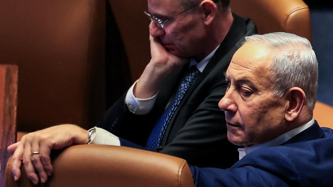 Perdana Menteri Israel Benjamin Netanyahu disoraki anggota parlemen oposisi saat menghadiri sidang parlemen Israel (Knesset) pada Selasa (15/7).