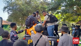 Polres Flores Timur memaparkan tiga orang meninggal dunia, 20 rumah dibakar dan empat warga menjalani perawatan akibat bentrokan berdarah di Adonara.