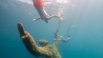People snorkel in the Underwater Museum in Jelinak Bay near Trogir, Croatia, July 17, 2026. REUTERS/Antonio Bronic     TPX IMAGES OF THE DAY