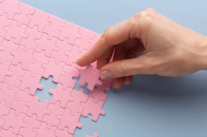 Bermain puzzle bukan sekadar hiburan, tetapi juga bermanfaat untuk kesehatan otak. Berbagai penelitian menunjukkan puzzle dapat membantu meningkatkan konsentrasi, memori, dan fungsi kognitif./ Foto: magnific.com