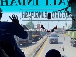 Video: Detik-detik Bus Lawan Arus Halangi Laju Ambulans di Lamongan