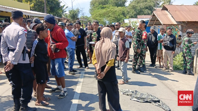 Bentrokan antara dua kelompok pemuda Desa Narasosina dan  Dusun Bele, Desa Waiburak di Kecamatan Adonara Timur, Kabupaten Flores Timur, NTT terjadi pada Sabtu (18/7) pagi. Dalam bentrokan tersebut ada tiga korban meninggal dunia.
