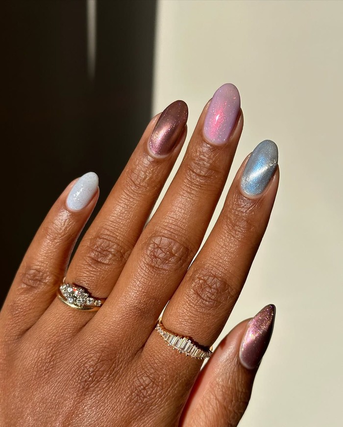Perpaduan beberapa warna iridescent membuat velvet manicure tampak lebih hidup. Efek berkilau yang muncul saat terkena cahaya menciptakan kesan elegan dan dreamy./ Foto: instagram.com/melanated.mani