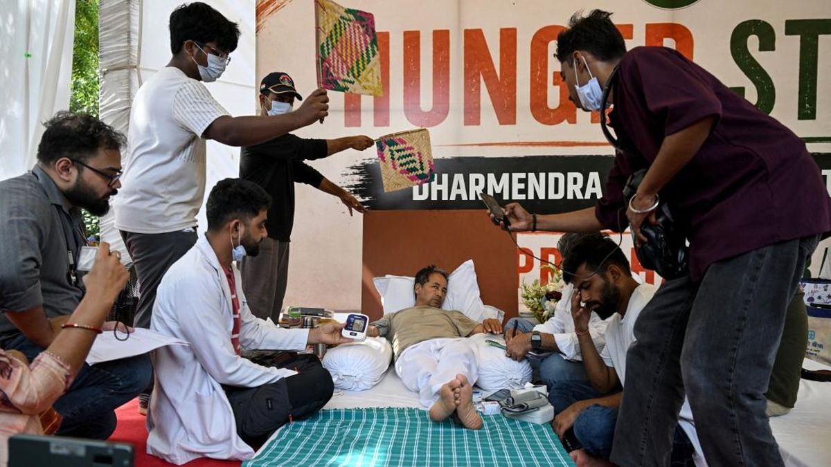 Aktivis India Dievakuasi ke RS Usai Mogok Makan 20 Hari