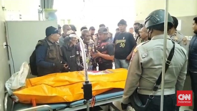 Jenazah satu korban bentrokan berdarah di Adonara Timur, Flores Timur, NTT yang sebelumnya masih tergeletak di jalan raya dan belum bisa dievakuasi akhirnya berhasil dibawa ke Rumah Sakit Pratama Adonara untuk diidentifikasi dan visum et repertum (VE