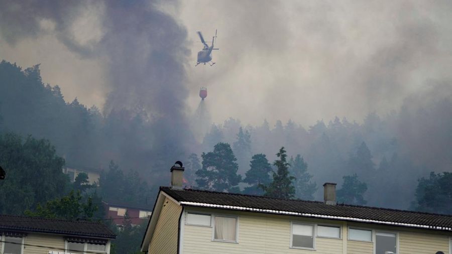 Kebakaran menghancurkan lebih dari 100 rumah di Norwegia, sementara petugas pemadam kebakaran masih berupaya mengendalikan api hingga Sabtu (18/7/2026). (via REUTERS/Thomas Fure)
