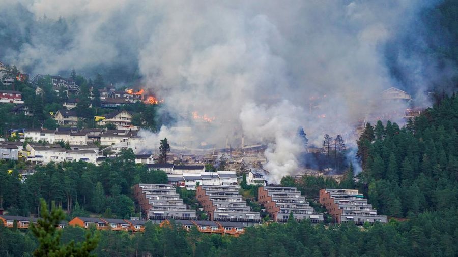 Kebakaran menghancurkan lebih dari 100 rumah di Norwegia, sementara petugas pemadam kebakaran masih berupaya mengendalikan api hingga Sabtu (18/7/2026). (via REUTERS/Thomas Fure)