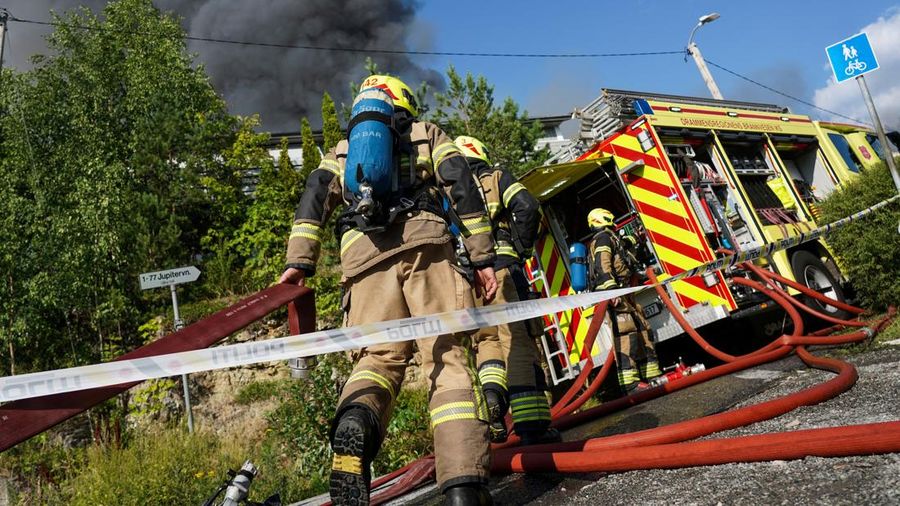Kebakaran menghancurkan lebih dari 100 rumah di Norwegia, sementara petugas pemadam kebakaran masih berupaya mengendalikan api hingga Sabtu (18/7/2026). (via REUTERS/Thomas Fure)
