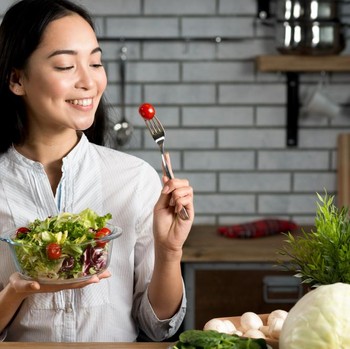 5 Kebiasaan Makan yang Diam-Diam Merugikan Kesehatan