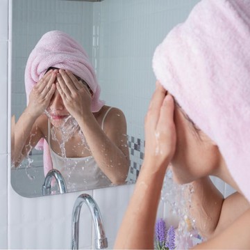 Apakah Cukup Mencuci Muka Hanya dengan Air Tanpa Sabun di Pagi Hari?