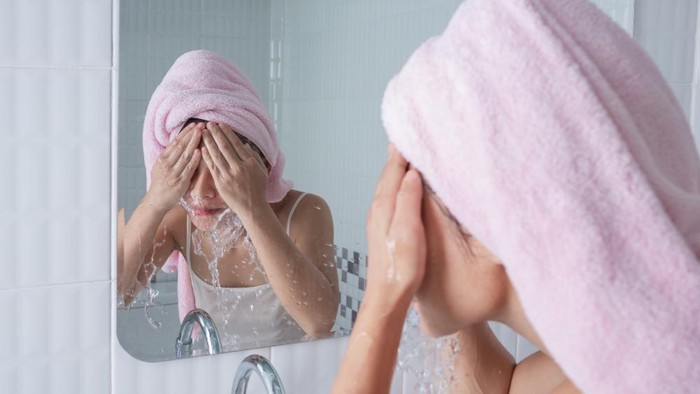 Apakah Cukup Mencuci Muka Hanya dengan Air Tanpa Sabun di Pagi Hari?