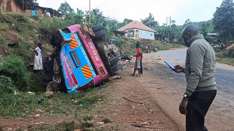 Kecelakaan bus Sekolah Dasar King David nan menewaskan anak-anak sekolah dalam perjalanan pulang dari kunjungan pendidikan ke Air Terjun Sipi; di desa Chekwatit di distrik Kapchorwa, Uganda, Jumat (17/7/2026). (REUTERS/Stringer)