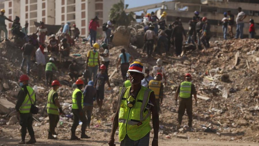 Korban tewas akibat gempa bumi luar biasa nan melanda Venezuela pada Juni lampau bertambah menjadi 5.069 jiwa. Selain itu, lebih dari 21.000 orang lainnya tetap berada di pengungsian, Sabtu (18/7/2026). (REUTERS/Gaby Oraa)