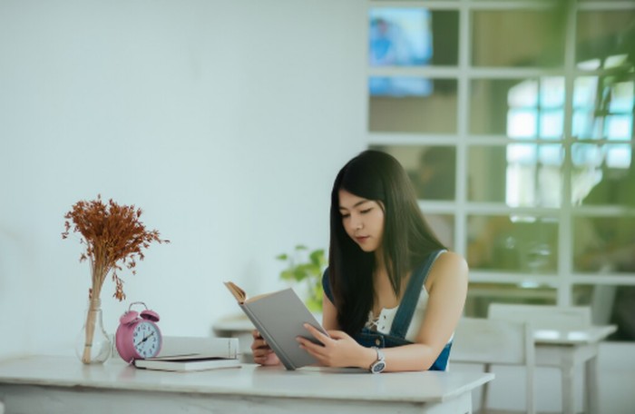 Membaca buku menjadi hobi sederhana yang menawarkan banyak manfaat bagi kesehatan otak. Selain menambah wawasan, kebiasaan ini juga membantu meningkatkan konsentrasi dan menjaga fungsi kognitif./ Foto: magnific.com/jcomp