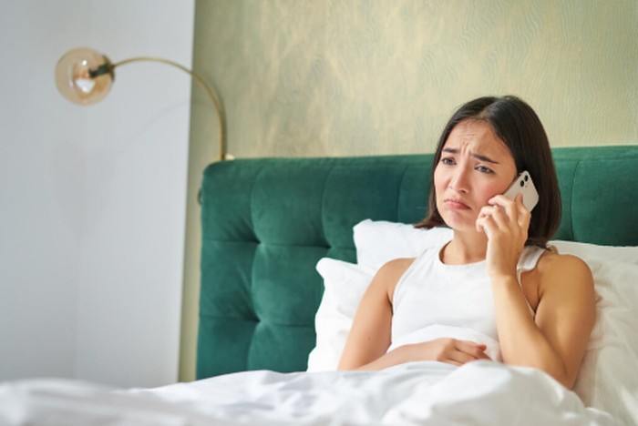 Teman yang hanya muncul saat membutuhkan bantuan bisa menjadi tanda hubungan yang tidak seimbang. Penelitian menunjukkan bahwa persahabatan yang sehat dibangun melalui dukungan yang saling timbal balik./ Foto: magnific.com/benzoix