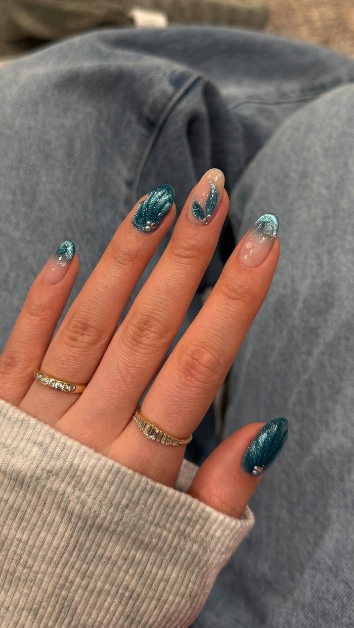 Mermaid manicure memadukan warna laut dengan efek magnetik yang menyerupai ombak. Hasilnya memberikan tampilan kuku yang ceria dan cocok untuk liburan musim panas./ Foto: instagram.com/heluviee