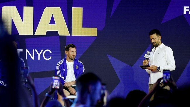 Soccer Football - FIFA World Cup 2026 - Argentina's Emiliano Martinez, Lionel Scaloni and Lionel Messi at the Fanatics Fest - Javits Center, New York City, New York, U.S. - July 17, 2026 Professional tennis player Novak Djokovic asks questions to Arg