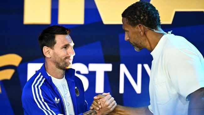 Soccer Football - FIFA World Cup 2026 - Argentina's Emiliano Martinez, Lionel Scaloni and Lionel Messi at the Fanatics Fest - Javits Center, New York City, New York, U.S. - July 17, 2026 Argentina's Lionel Messi shakes hands with former England and M