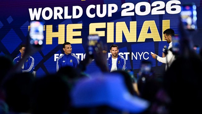 Soccer Football - FIFA World Cup 2026 - Argentina's Emiliano Martinez, Lionel Scaloni and Lionel Messi at the Fanatics Fest - Javits Center, New York City, New York, U.S. - July 17, 2026 Professional tennis player Novak Djokovic asks questions to Arg