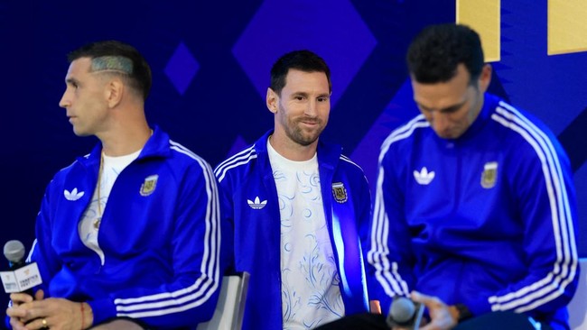 NEW YORK, NEW YORK - JULY 17: Lionel Messi #10 of Argentina walks onto the stage past Emiliano Martinez and Lionel Scaloni, Head Coach of Argentina, during a press conference ahead of the FIFA World Cup 2026 Final at Fanatics Fest at Javits Center on