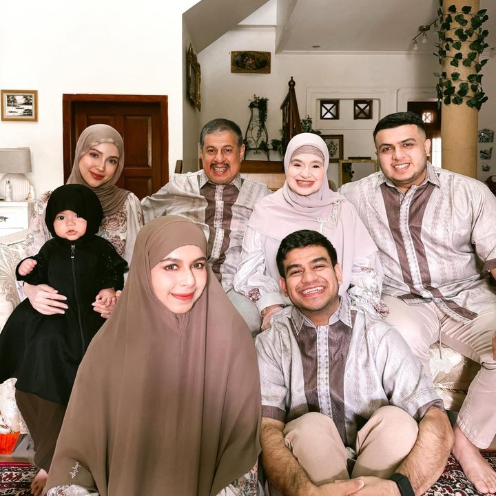 <p>Miskah Shafa menikah dengan dr Yislam Al Jaidi, seorang dokter spesialis jantung sekaligus kakak dari kreator konten Fadil Jaidi. Pernikahan keduanya digelar pada 19 Oktober 2024. Tak lama keduanya dikaruniai bayi cantik nan menggemaskan bernama&nbsp;Aisha Askar Aljaidi&nbsp;yang sering disapa dengan panggilan Baby Aisha. Foto: Instagram @miskashf</p>