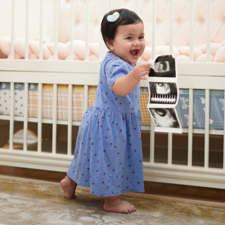 <p>Baby Aisha membawa kabar bahagia nih Bunda, keponakan Fadil Jaidi tersebut bakal segera jadi kakak lho. Hal itu diketahui dari Instagram sang Bunda dan Ayah yakni Miskah Shafa dan dr Yislam Aljaidi. Dalam unggahan fotonya, terlihat Aisha dengan wajah gembira memgang foto USG sang adik. "Bismillah, Aisha mau punya adek," tulis captionnya. Foto: Instagram @miskashf</p>