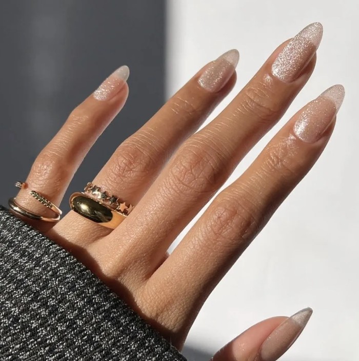 Inspirasi oystercore menghadirkan tampilan kuku berkilau layaknya mutiara di dalam cangkang tiram. Desain minimalis ini cocok untuk berbagai kesempatan./ Foto: instagram.com/overglowedit