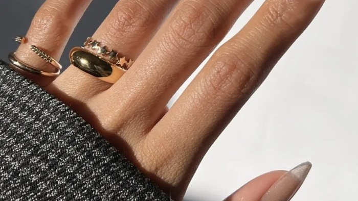 Inspirasi oystercore menghadirkan tampilan kuku berkilau layaknya mutiara di dalam cangkang tiram. Desain minimalis ini cocok untuk berbagai kesempatan./ Foto: instagram.com/overglowedit