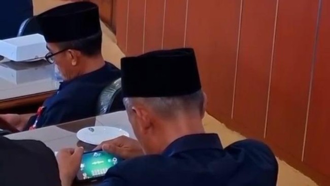 Pejabat main game di sidang paripurna DPRD Madiun