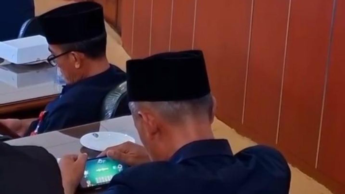Pejabat Madiun Viral Main Game Saat Rapat Paripurna DPRD, Siapa Dia?