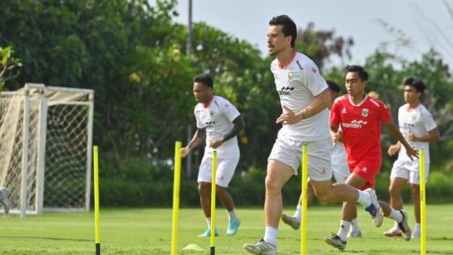 Pesepak bola Timnas Indonesia Thom Haye (tengah) mengikuti sesi latihan di Training Center Bali United, Pantai Purnama, Gianyar, Bali, Sabtu (18/7/2026). Timnas Indonesia mempertajam taktik pada pemusatan latihan gelombang kedua yang saat ini telah d