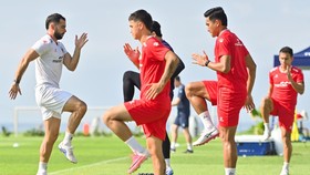 Pesepak bola Timnas Indonesia Jordi Amat (kiri), Eliano Reijnders (kedua kiri), Rizky Ridho (kedua kanan) dan Egy Maulana Vikri (kanan) mengikuti sesi latihan di Training Center Bali United, Pantai Purnama, Gianyar, Bali, Sabtu (18/7/2026). Timnas In
