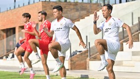 Pesepak bola Timnas Indonesia Beckham Putra (kanan), Wahyu Prasetyo (kedua kanan), Jens Raven (kedua kiri) dan Tim Geypens (kiri) mengikuti sesi latihan di Training Center Bali United, Pantai Purnama, Gianyar, Bali, Sabtu (18/7/2026). Timnas Indonesi