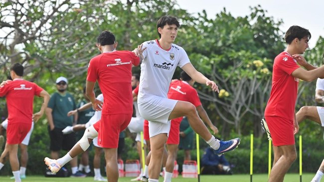 Pesepak bola Timnas Indonesia Mitchell Baker (tengah) mengikuti sesi latihan di Training Center Bali United, Pantai Purnama, Gianyar, Bali, Sabtu (18/7/2026). Timnas Indonesia mempertajam taktik pada pemusatan latihan gelombang kedua yang saat ini te
