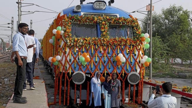 People take pictures with Namo Green Rail, India's first hydrogen-powered train ahead of its flag off  by Prime Minister Narendra Modi in Jind, Haryana, India, July 17, 2026. REUTERS/Bhawika Chhabra