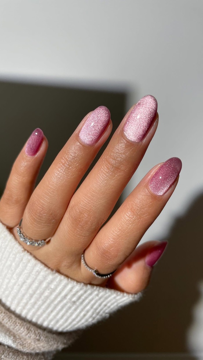 Pink velvet manicure menghadirkan kesan feminin dengan efek beludru yang lembut dan berkilau. Warna pastel membuat kuku tampak lebih elegan sekaligus cocok digunakan sehari-hari./ Foto: instagram.com/amyytran