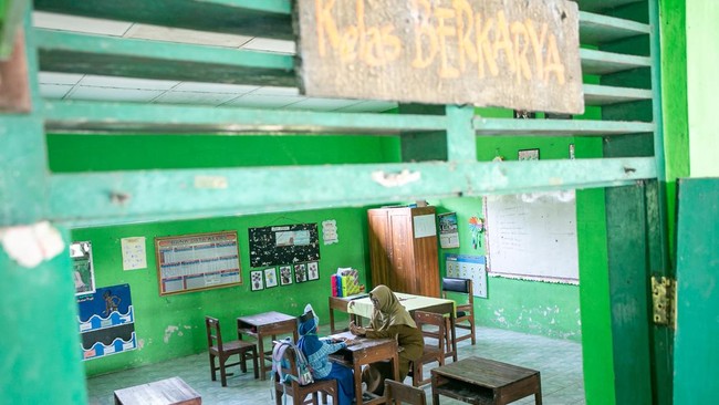 Seorang guru mengajar satu siswa baru saat Masa Pengenalan Lingkungan Sekolah (MPLS) di SD Negeri Cepokosawit II, Boyolali, Jawa Tengah, Senin (13/7/2026). Sekolah tersebut hanya menerima satu siswa baru pada tahun ajaran 2026/2027 sehingga Dinas Pen