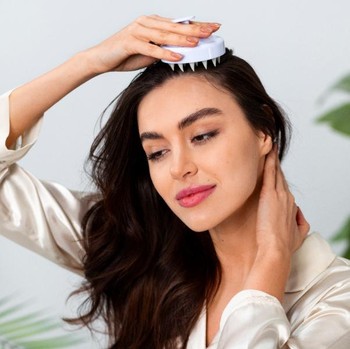 Sering Dipakai Beauty Enthusiast, Ini Manfaat Scalp Massager dan Cara Menggunakannya