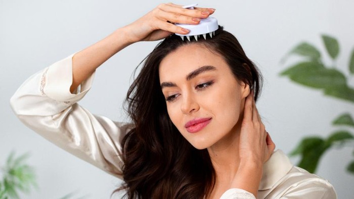 Sering Dipakai Beauty Enthusiast, Ini Manfaat Scalp Massager dan Cara Menggunakannya
