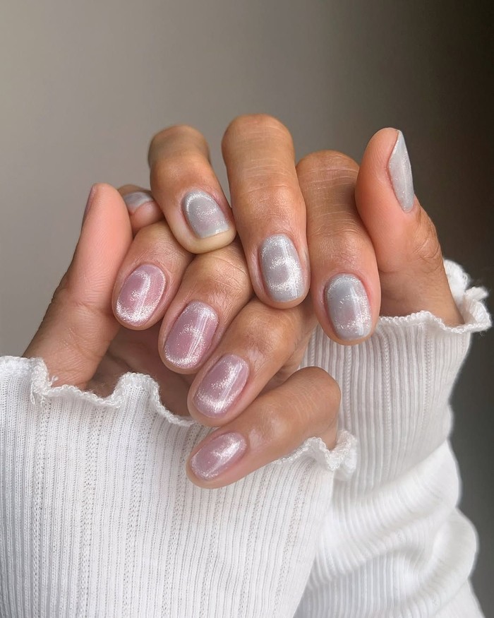 Motif swirl berpadu dengan efek velvet menciptakan manicure yang modern dan artistik. Kombinasi warna lembut membuat tampilan tetap elegan./ Foto: instagram.com/overglowedit
