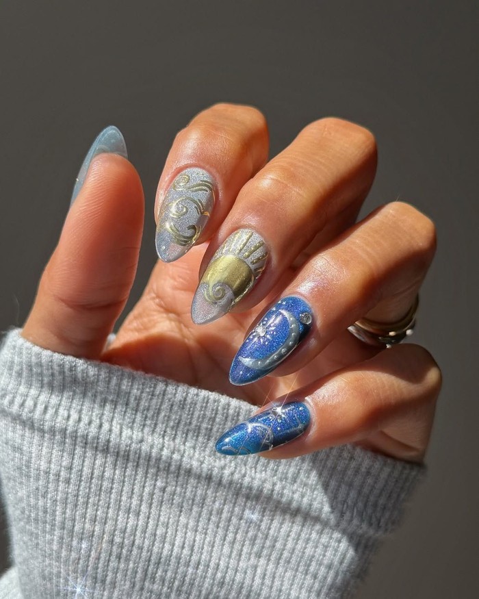 Velvet manicure bernuansa malam musim panas memadukan warna gelap dengan efek kilau yang dramatis. Hasilnya menciptakan tampilan elegan yang tetap cocok dikenakan saat cuaca hangat./ Foto: instagram.com/overglowedit
