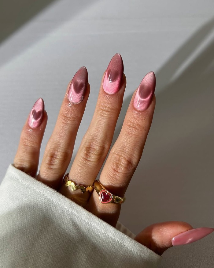Nail art berbentuk hati membuat velvet manicure terlihat lebih manis dan unik. Desain ini cocok untuk kamu yang ingin tampil feminin dengan sentuhan kreatif./ Foto: instagram.com/phoebesummernails