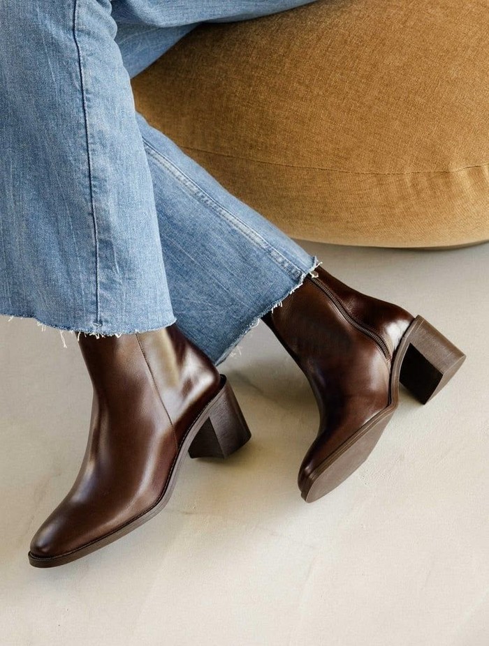 Block heels menawarkan keseimbangan yang baik berkat bentuk haknya yang lebar. Jenis heels ini cocok digunakan dari pagi hingga malam tanpa membuat kaki cepat lelah./ Foto: pinterest.com