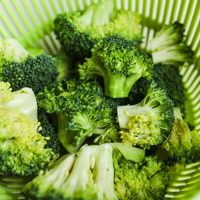 Brokoli adalah makanan tinggi serat yang rendah kalori, kaya vitamin, dan dapat membantu mendukung pola makan sehat bagi penderita diabetes.