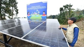 Pertamina Patra Niaga memasang panel surya untuk memperluas cakupan desa energi berdikari, di Desa Besakih, Kabupaten Karangasem, Bali, Sabtu (11/7/2025). ANTARA/HO-Pertamina Patra Niaga