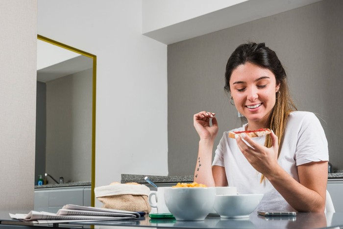 Orang sukses membangun kebiasaan sarapan sehat bergizi setiap pagi. Hal ini agar mereka bisa berenergi dan menjaga kesehatan tubuhnya.