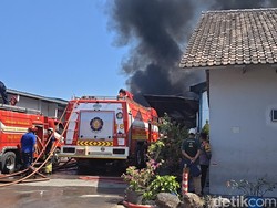 Kebakaran Pabrik Sandal di Karanganyar Diduga Akibat Korsleting