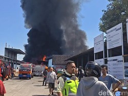 Mesin Korsleting Berujung Hangusnya Pabrik Sandal di Kebakkramat Karanganyar
